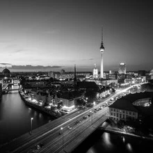 Fotokunst von Christian Janik: Fischerinsel in Berlin bei Nacht, lange Belichtung in Schwarz-Weiß.