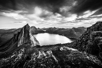 Wandbild von Sebastian Worm: ruhige Schwarz-Weiß-Aufnahme eines norwegischen Fjords