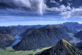 Fotokunst von Björn Groß: sanfte Landschaft der Ammergauer Alpen mit ruhigem Himmel.
