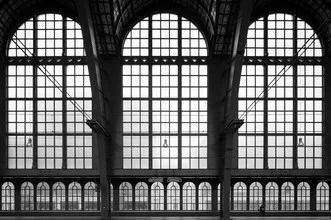 Wartender Reisender im Bahnhof Antwerpen Centraal in Schwarz-Weiß Fotokunst