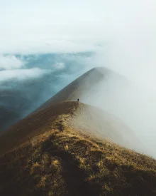 Fotokunst von Philipp Heigel: Nebel umhüllt sanfte Bergkuppen in der Schweiz.
