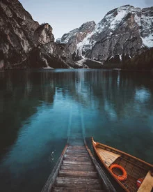 Fotokunst von Philipp Heigel: ruhiger Bergsee umgeben von majestätischen Bergen