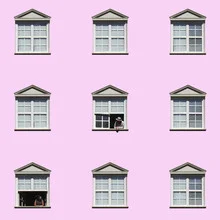 Fotokunst von Pascal Krumm: ein verliebtes Paar an einem Fenster in Santiago de Chile