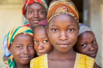 Fotokunst von Miro May: Porträt eines Mädchens aus Sierra Leone, warm und einladend.