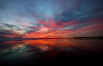 Fotokunst von Björn Groß: ruhige Szene am Chiemsee bei Sonnenuntergang