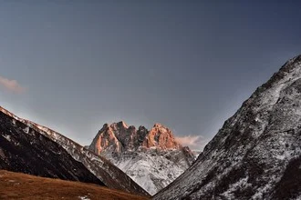 Fotokunst von Michael Wagener: friedliche Berge im Kaukasus unter einem klaren Himmel.