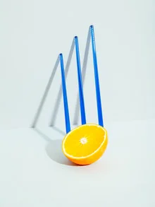 Fotokunst von Stéphane Dupin: Minimalistisches Stillleben mit Orangen und Trinkhalmen.