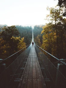 Fotokunst von Philipp Heigel: Hängebrücke in der herbstlichen Landschaft