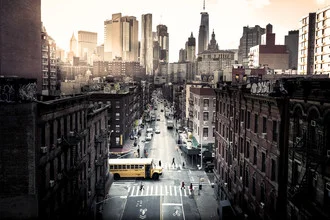Fotokunst von Tillmann Konrad: Stadtansicht von Manhattan mit Schulbus
