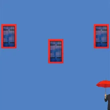 Fotokunst: eine Frau mit Regenschirm vor einer bunten Fassade in Italien.