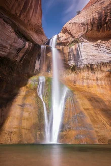 Fotokunst von Christoph Schaarschmidt: ruhiger Blick auf den Lower Calf Creek Wasserfall in Utah.
