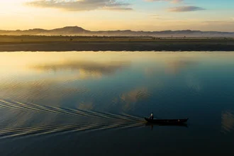 Fotokunst von Simon Bode: ruhiger Sonnenuntergang über spiegelglattem Wasser in Myanmar.