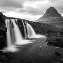 Fotokunst von Christian Janik: Wasserfall im Schwarz-Weiß, ruhige Stimmung und sanfte Linien.
