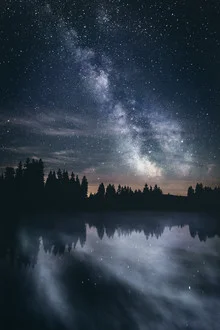 Fotokunst von Maximilian Fischer: ruhige Nachtaufnahme mit Milchstraße über einem See