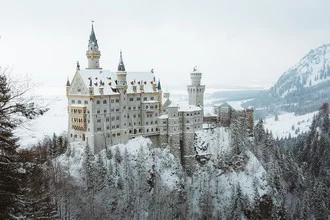 Fotokunst von Asyraf Syamsul: Winterlandschaft mit Neuschwanstein im Schnee