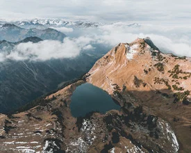 Morgensicht auf einen Bergsee im Allgäu, weich beleuchtet und beruhigend.