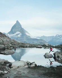 Fotokunst von Luca Jaenichen: Matterhorn mit spiegelndem See und spritzenden Wasserfällen
