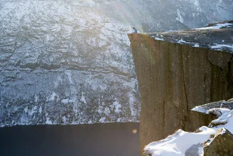 Fotokunst von Lars Jacobsen: ruhiger Fjordblick von einer Klippe in Norwegen