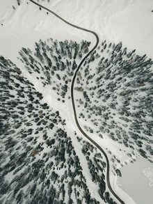 Fotokunst von Silvio Bergamo: eine ruhige Winterlandschaft mit schneebedeckten Bergen.