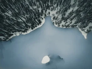 Wunderschöne Winterlandschaft mit dem See Misurina und den Dolomiten im Hintergrund.