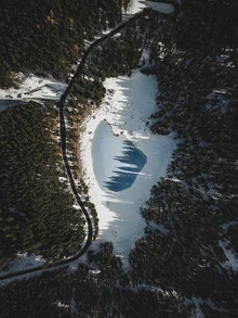 Fotokunst von Silvio Bergamo: ruhiger Karersee in den Dolomiten, umgeben von Wäldern.