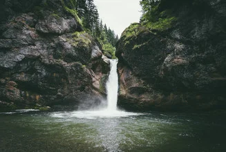 Fotokunst von Patrick Monatsberger: Buchenegger Wasserfälle in einer ruhigen Naturszene