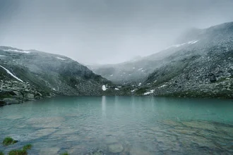 Photo art by Felix Finger: fog over a mountain lake in the Alps