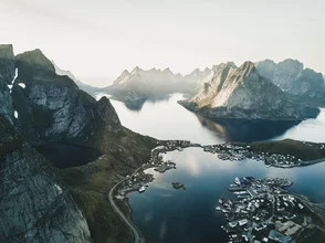 Fotokunst von Silvio Bergamo: ruhige Landschaft mit Bergen und See in Norwegen