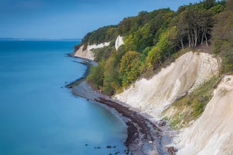 Ruhevolle Küstenlandschaft an der Kreideküste der Ostsee bei Dämmerung