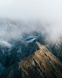 Frederik Schindler, Ein Bergsee umgeben von Felsen (Norwegen, Europa)