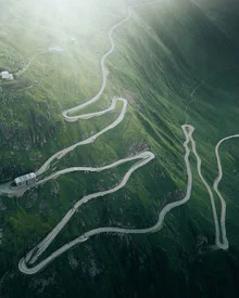 Wunderschöner Gebirgspass mit sanften Kurven in der Schweiz, umgeben von grünen Bergen.