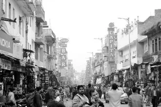 Buntes Treiben im Delhi Bazaar mit Menschen und Ständen im urbanen Indien.