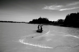 Fotokunst von Chris Heinz: Fischer auf einem Boot mit Netzen in Vietnam