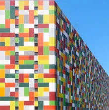 Farbenfrohe Fassade mit geometrischen Mustern in urbanem Umfeld