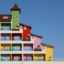 Farbenfrohe Fassade in urbaner Umgebung, die eine märchenhafte Stimmung vermittelt