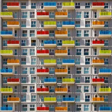Buntes Haus in Izmir, strahlende Farben und städtische Atmosphäre