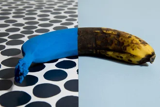 Buntes Motiv mit einer Banane, die wie ein Chamäleon aussieht, in einem minimalistischen Stil.