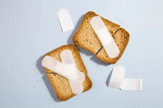 Wandbild von Loulou von Glup: zerbrochene Rusk auf einem Tisch, warmes und einladendes Licht