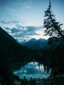 Photo art by Jannik Heck: night shot with moonlight over a mountain lake in Austria