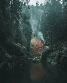 Fotokunst von Luca Jaenichen: gemütliche Waldhütte umgeben von nebligem Herbstwald
