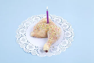 Fotokunst von Loulou von Glup: bunte Geburtstagsszene mit Hähnchenschenkel und Kerze