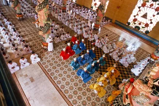 Fotokunst von Silva Wischeropp: Caodai Tempel in Vietnam mit Menschen beim Beten