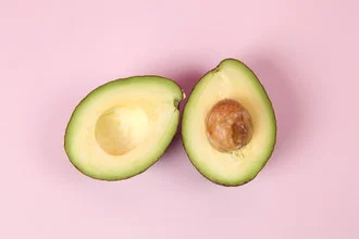 Fotokunst von Loulou von Glup: fröhliches Avocado-Paar in lebendigen Farben