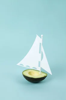 Fotokunst von Loulou von Glup: ein kreatives Stillleben mit einer Avocado als Boot