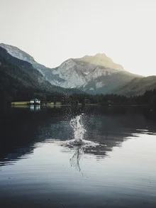 Fotokunst mit ruhigem Wasser und Bergen im Hintergrund bei Sonnenuntergang