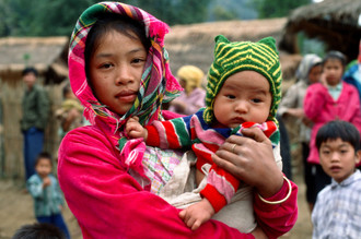 Silva Wischeropp, Mädchen mit Baby - Nordwest Vietnam (Vietnam, Asien)