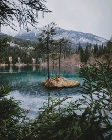 Fotokunst von Jan Keller: ruhige Insel im Crestasee, umgeben von Bergen und Natur.