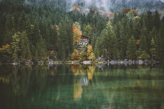 Wandbild von Johannes Hulsch: ruhige Herbstlandschaft mit Spiegelung im See.