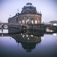 Fotokunst von Jean Claude Castor: Winterblick auf das Berliner Bodemuseum mit Spiegelung