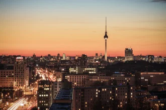 Nachtaufnahme der Berliner Skyline mit Fernsehturm und Stadtlichtern im Hintergrund.